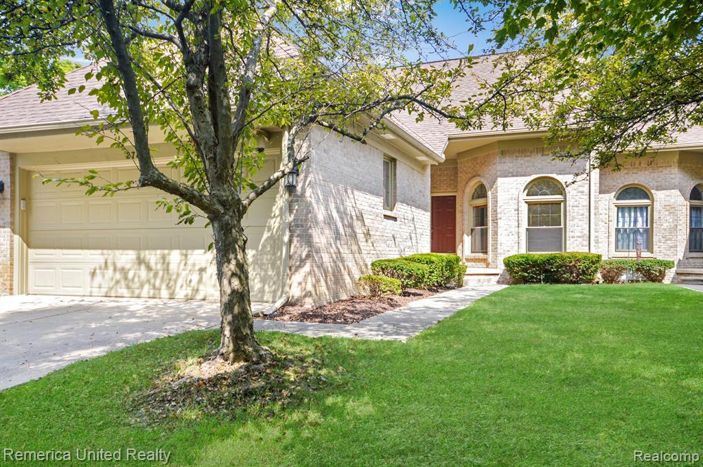 2781 HONEY SUCKLE Court, Wixom, MI 48393 — Photo 2