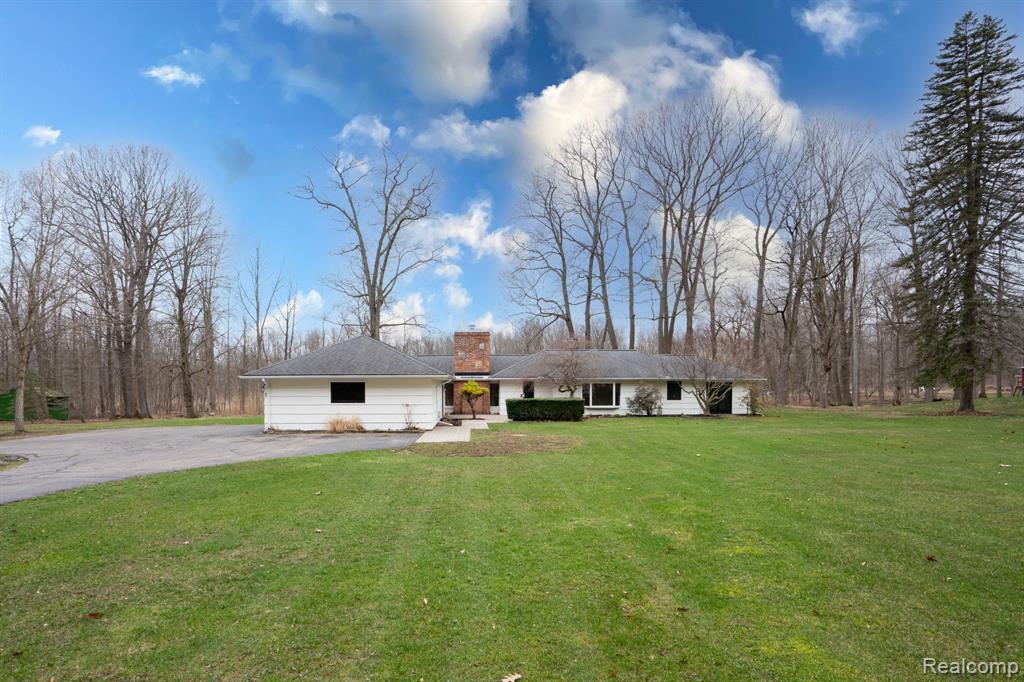 1530 S Baldwin Road, Lake Orion, MI — front exterior