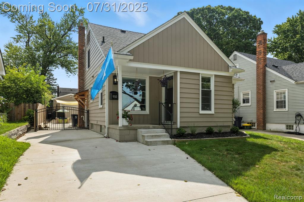 910 Maplegrove Avenue, Royal Oak, MI 48067 — front exterior