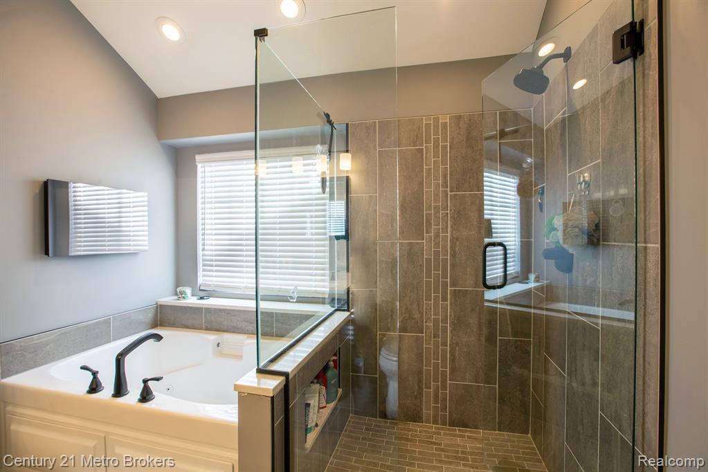 12141 COUNTRY RUN Drive, Birch Run, MI 48415 — Photo 18