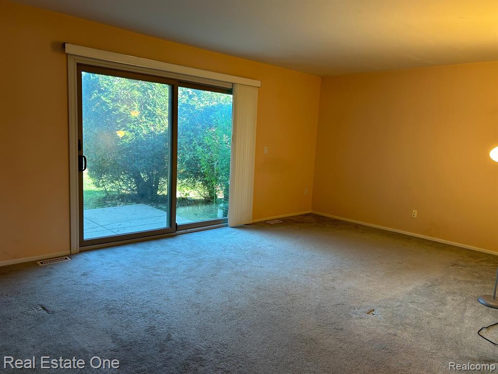 3988 OLD CREEK Road, Troy, MI 48084 — Photo 5