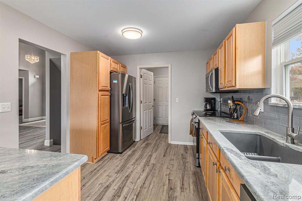 648 WOODHAVEN Drive, Commerce Twp, MI 48390 — Photo 10