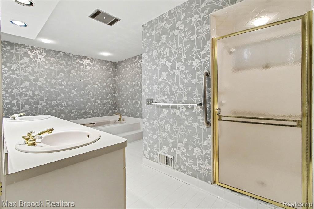 21850 Dover Court, Beverly Hills, MI 48025 — Photo 16