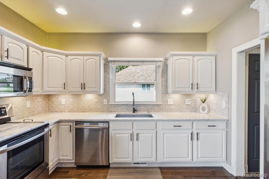 4348 Oak Tree Trail, Fenton, MI 48430 — Photo 12