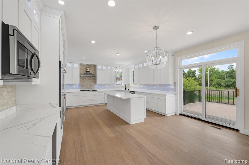 5245 BUELL Drive, Commerce Twp, MI 48382 — Photo 11