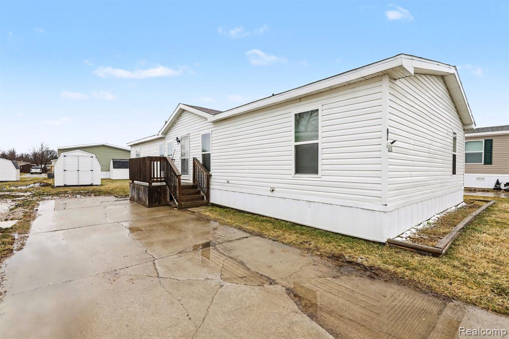 4281 Louie Ln, Lapeer, MI 48461