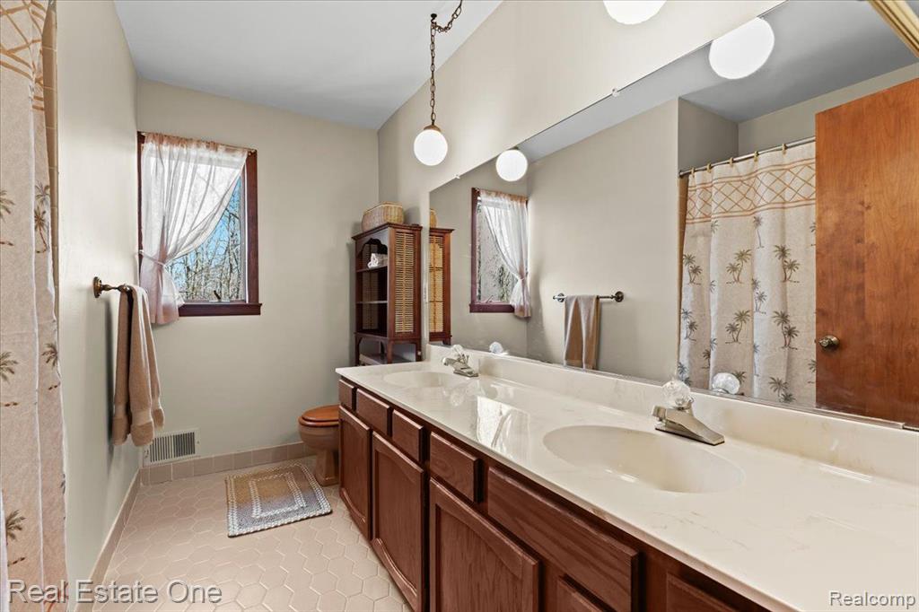 5595 NAVAJO Trail, Pinckney, MI 48169 — Photo 32