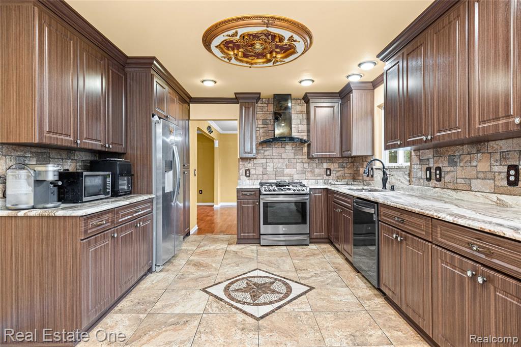 7295 W Maple Road, West Bloomfield, MI — Photo 4