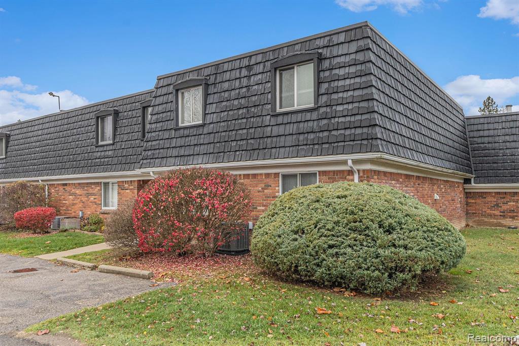 1834 COLONIAL VILLAGE Way, 2, Waterford, MI 48328 — Photo 2