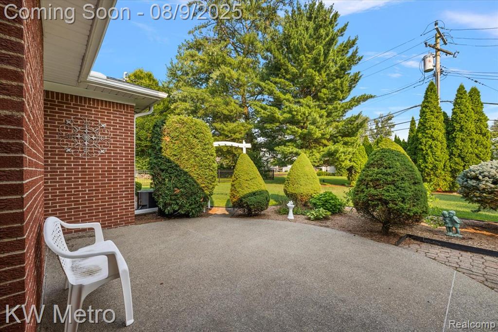 18241 Dunblaine Avenue, Beverly Hills, MI 48025 — Photo 9