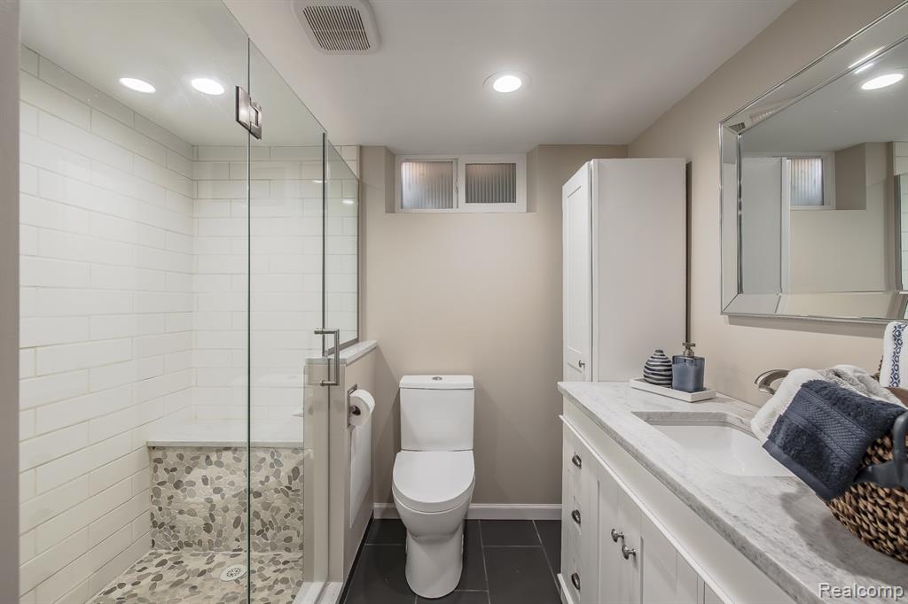 5914 Pleasant Drive, Waterford, MI 48329 — Photo 36