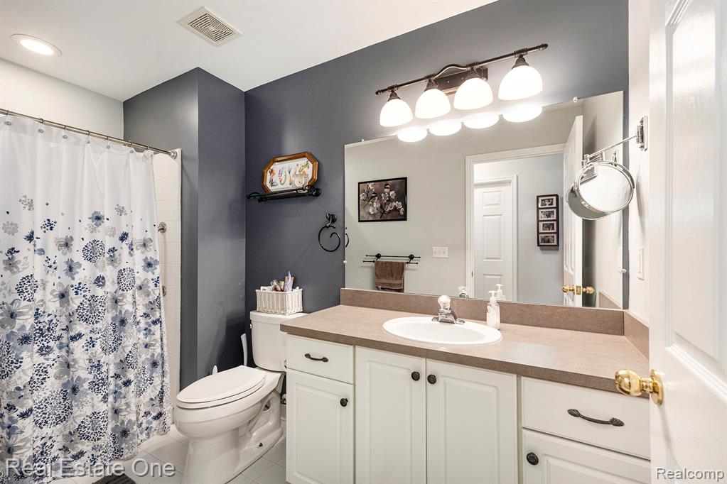 4097 Honeysuckle Drive, Sterling Heights, MI 48314 — Photo 11