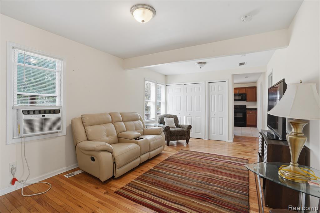 114 Waterly Avenue, Waterford, MI 48328 — Photo 5
