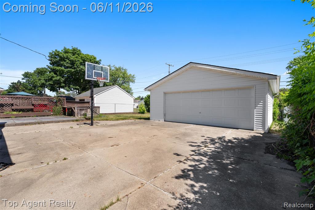 8908 Birkhill Drive, Sterling Heights, MI 48314 — Photo 34