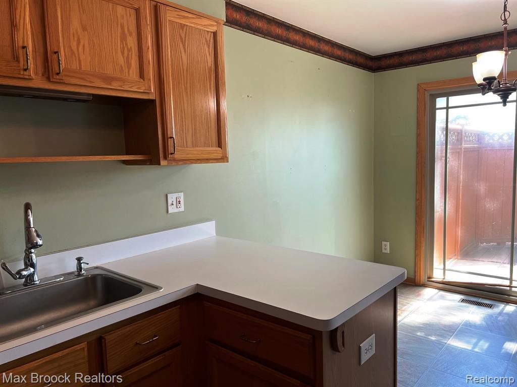 4062 Heatherwood Court, Warren, MI 48092 — Photo 9
