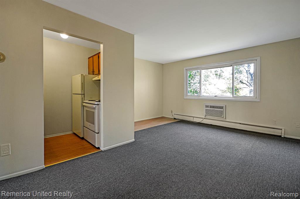 31831 Grand River Avenue, 39, Farmington, MI 48336 — Photo 4