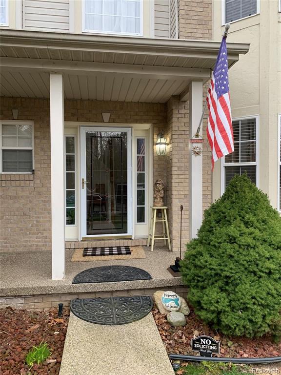 815 CALGARY Street, Auburn Hills, MI 48326 — Photo 2