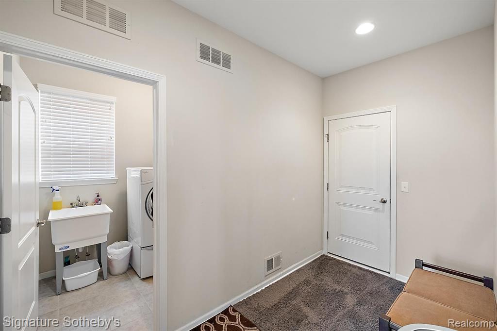 50472 SCARBOROUGH Road, Canton, MI 48188 — Photo 17