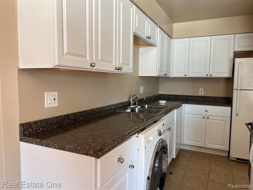 1868 Colonial Village Way, 4, Waterford, MI 48328 — Photo 7