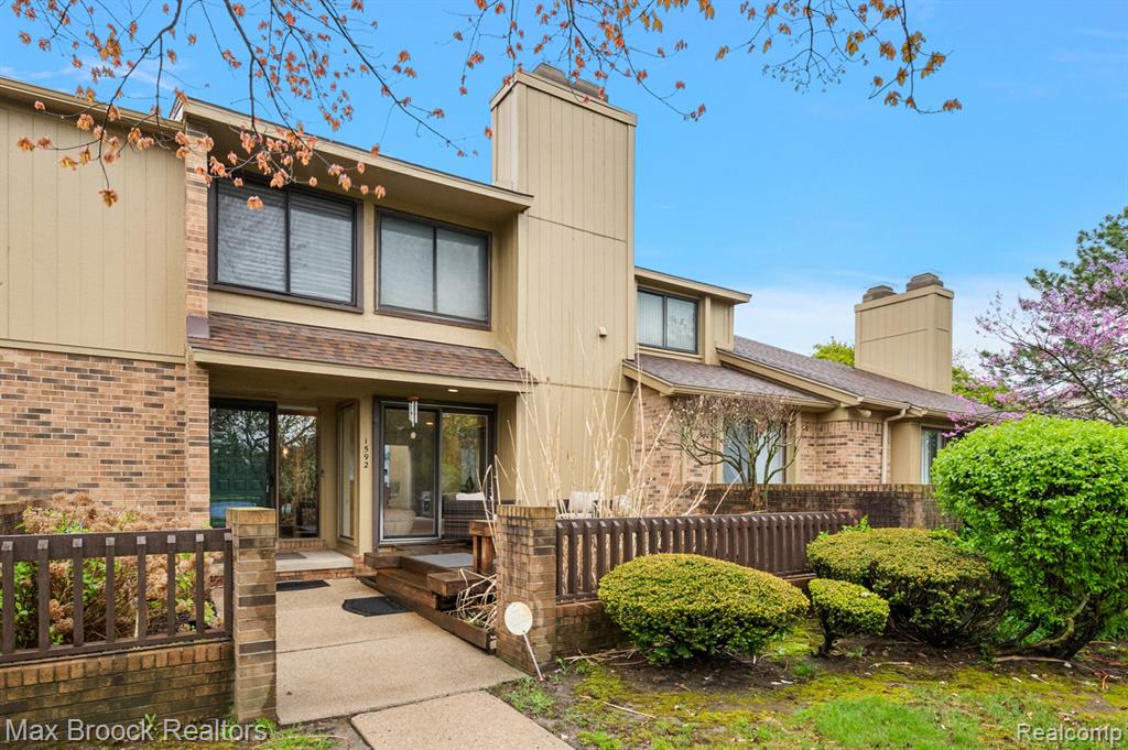 1592 S Hill Circle, Bloomfield Hills, MI 48304 — front exterior
