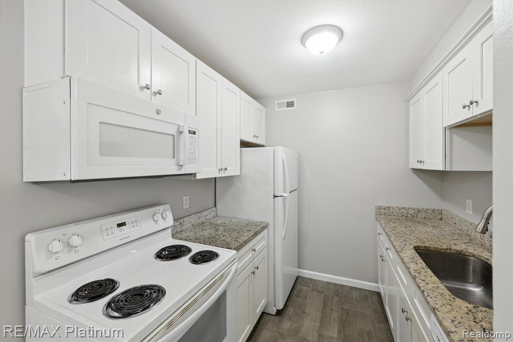 8723 Meadowbrook Drive, Brighton, MI 48116 — Photo 11