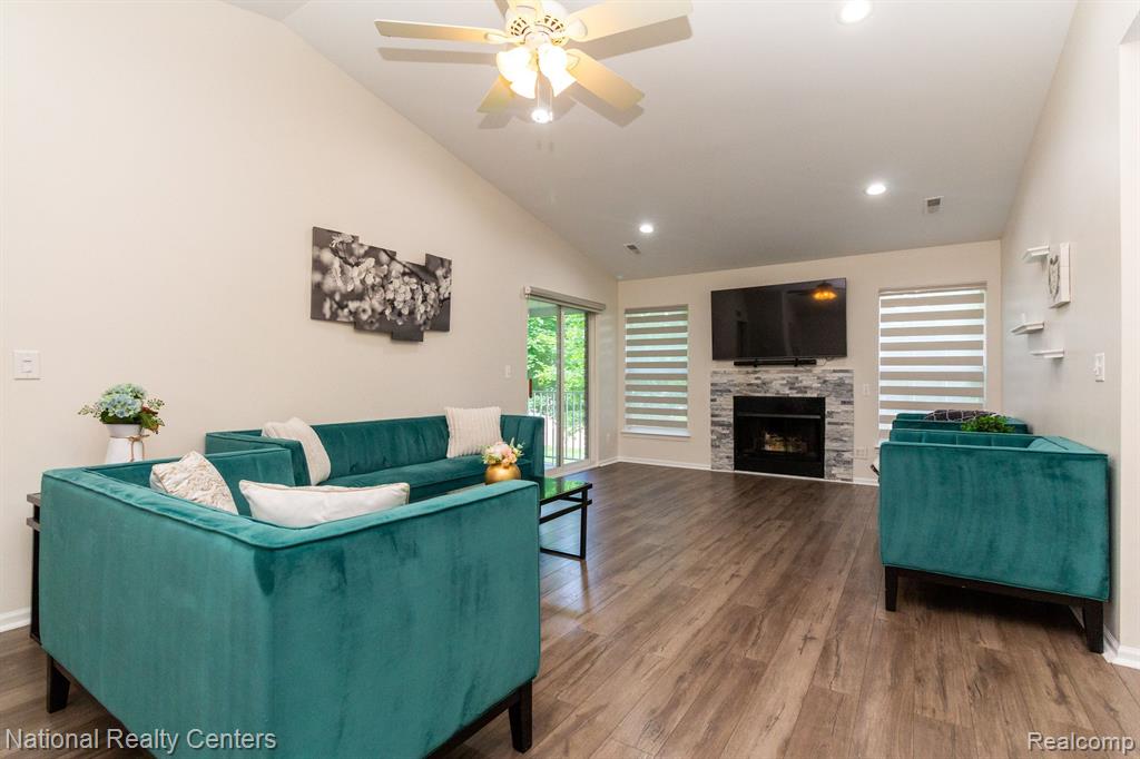 4293 BERKSHIRE Drive, Sterling Heights, MI 48314 — Photo 4