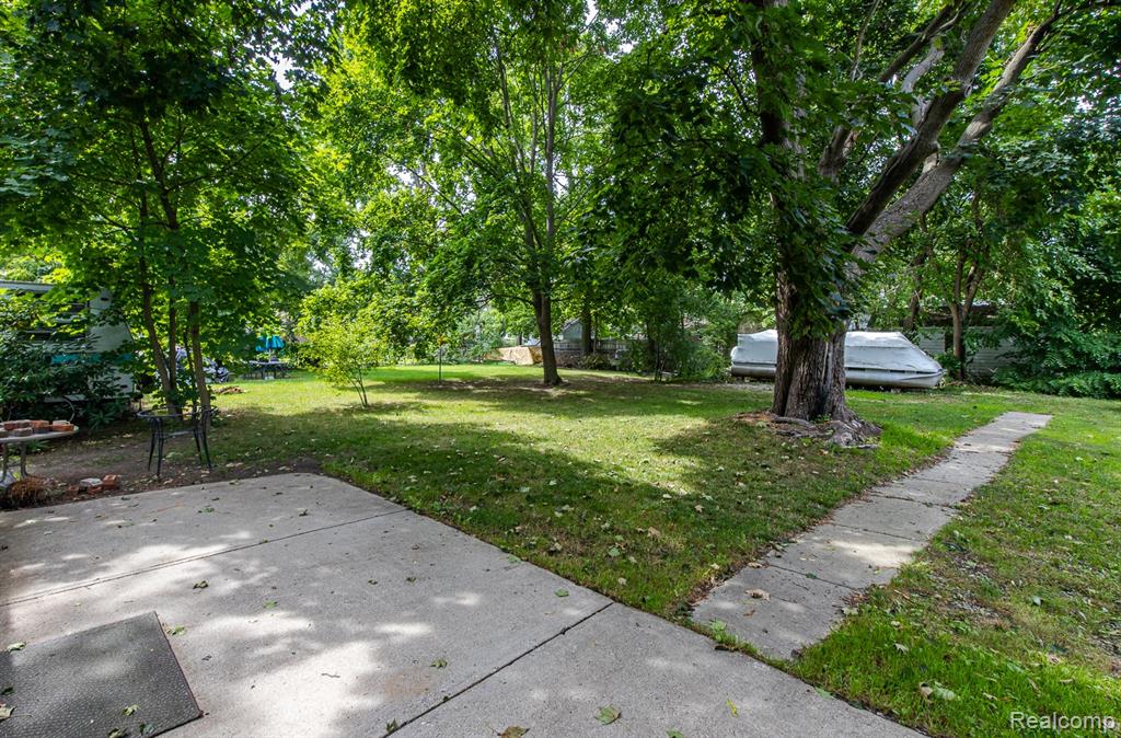 6400 Elmwood Drive, Waterford, MI 48329 — Photo 28
