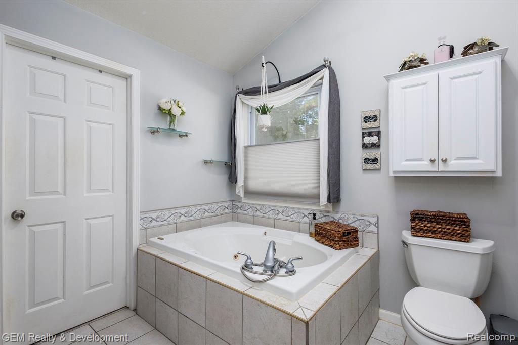 925 Sarah Road, Pinckney, MI 48169 — Photo 17