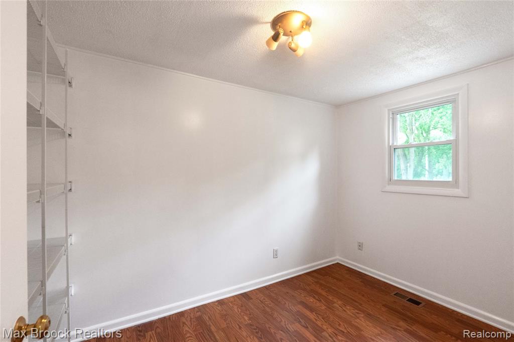 6479 Webb Drive, Flint, MI 48506 — Photo 17