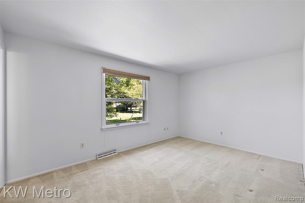 7036 Lindenmere Drive, Bloomfield Hills, MI 48301 — Photo 23