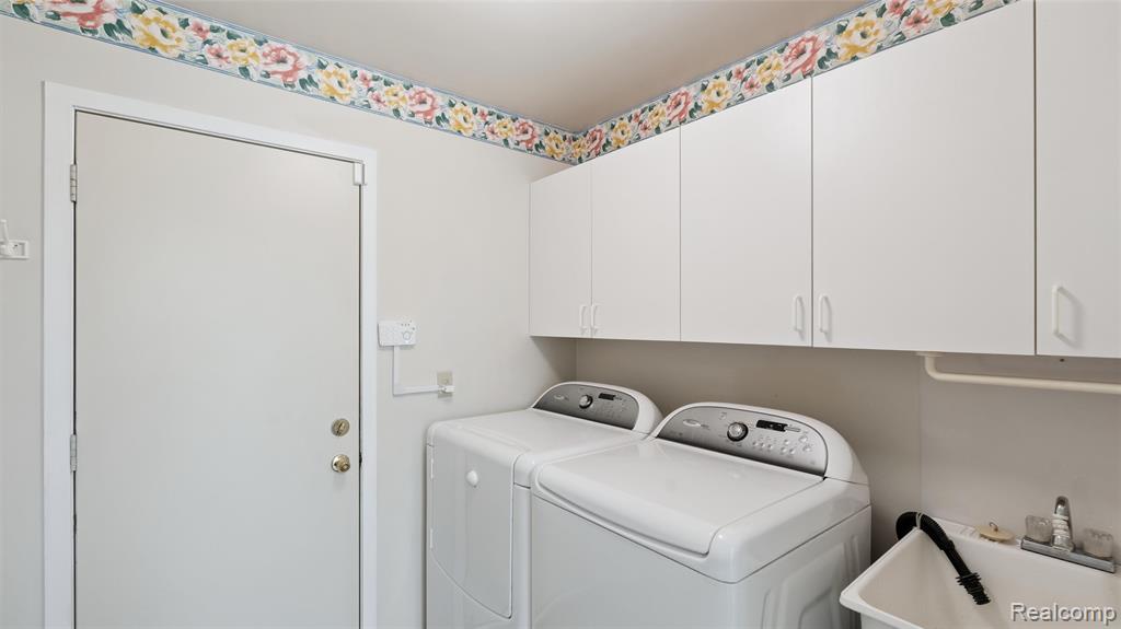 2096 Maplehurst Drive, Commerce Twp, MI 48390 — Photo 19