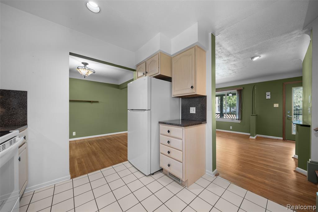 545 Woodbridge Circle, Waterford, MI 48327 — Photo 11