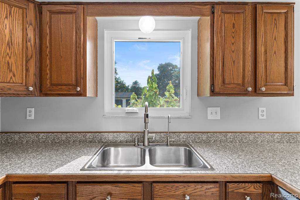 4303 Pratt Avenue, Grand Blanc, MI 48439 — Photo 13