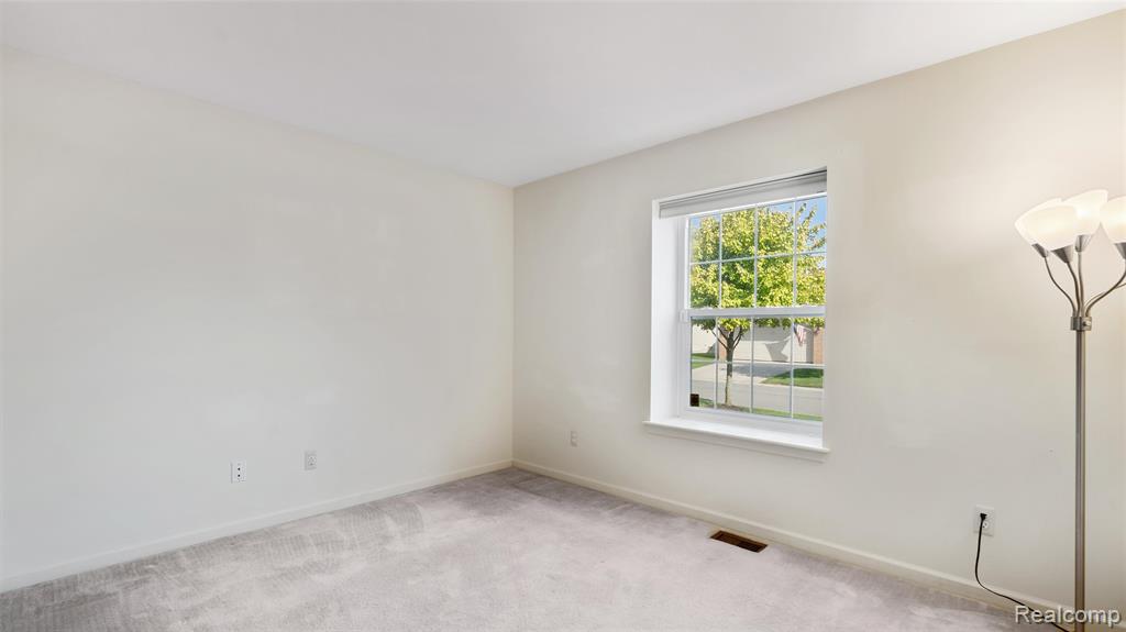 2096 Maplehurst Drive, Commerce Twp, MI 48390 — Photo 15