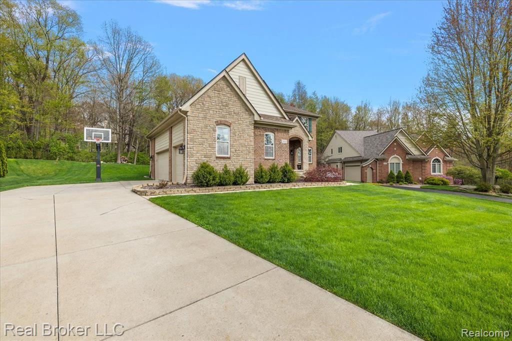 5633 GOLF POINTE Drive, Clarkston, MI 48348 — Photo 2