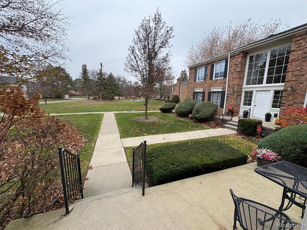 587 E Fox Hills Drive, Bloomfield, MI 48304 — Photo 2