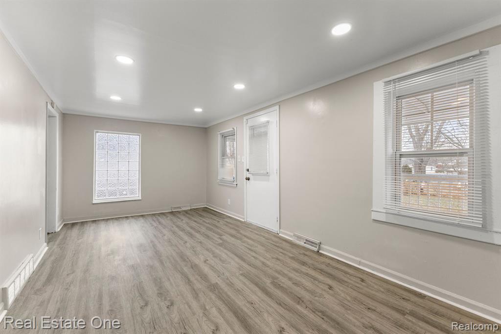 5121 CROISSANT Street, Dearborn Heights, MI 48125 — Photo 11