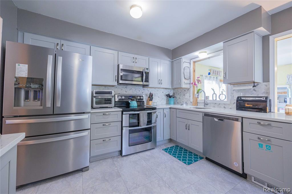 25298 Castlewood Drive, Woodhaven, MI 48183 — Photo 18