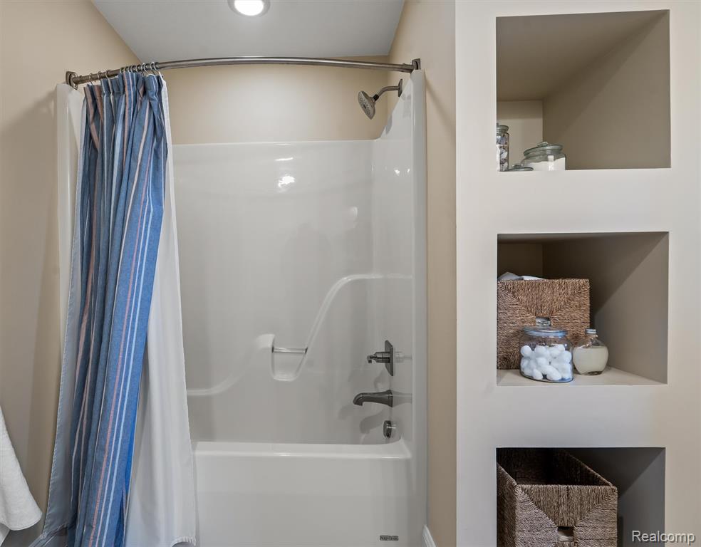 8473 Deerwood Road, Clarkston, MI 48348 — Photo 32