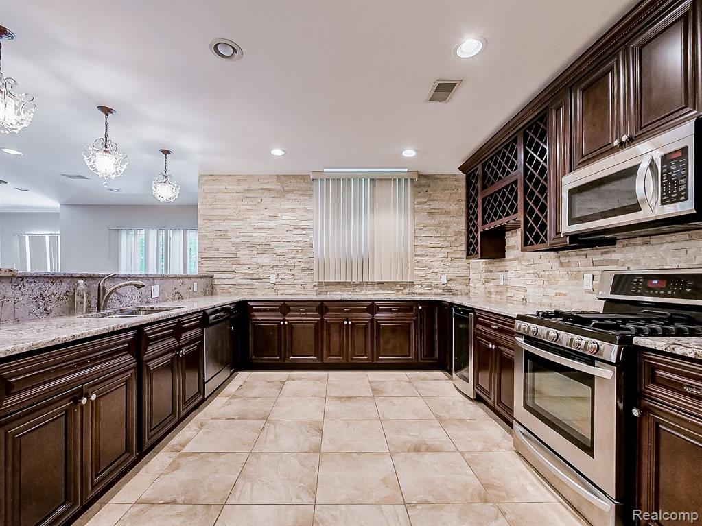5570 HAMPSHIRE Drive, West Bloomfield, MI — Photo 63
