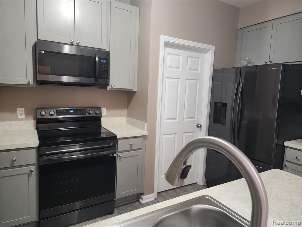 18106 Addington Drive, Commerce Twp, MI 48390 — Photo 14