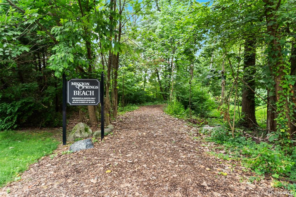 6034 Beachwood Drive, West Bloomfield, MI 48324 — Photo 44