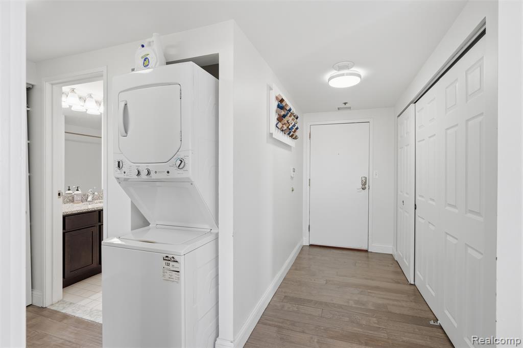 250 E Harbortown Drive, 404, Detroit, MI 48207 — Photo 20