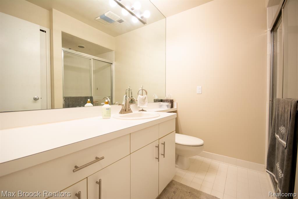 6620 RIDGEFIELD Circle, 204, West Bloomfield, MI — Photo 12