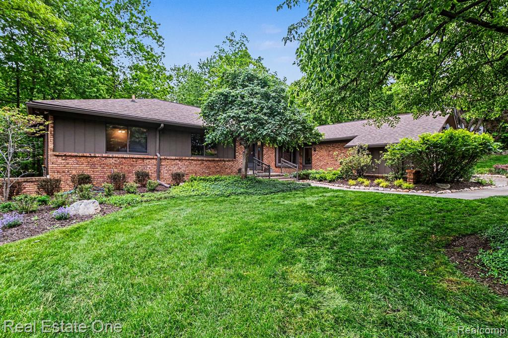 4757 Hardwoods Drive, West Bloomfield, MI 48323 — Photo 2