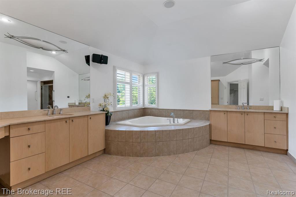 6995 HAWK WOODS Court, West Bloomfield, MI — Photo 30