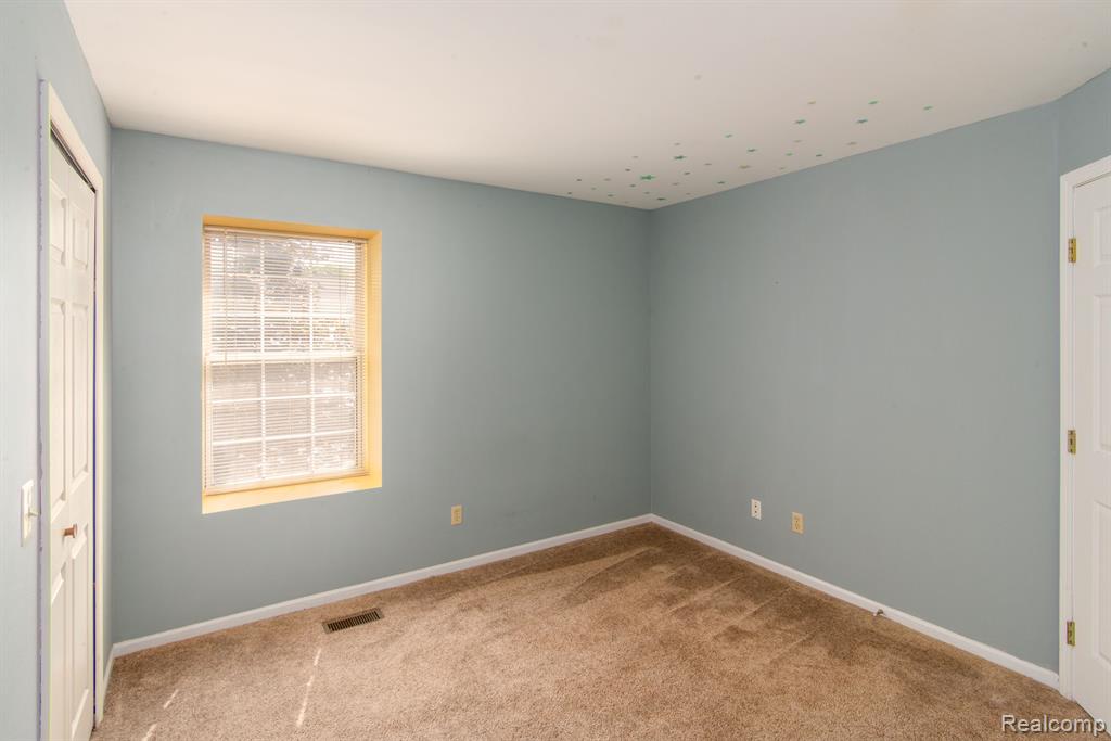 221 OAKBROOKE Drive, 5, South Lyon, MI 48178 — Photo 12