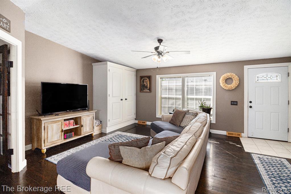 6195 Andora Avenue, Fenton, MI 48430 — Photo 5