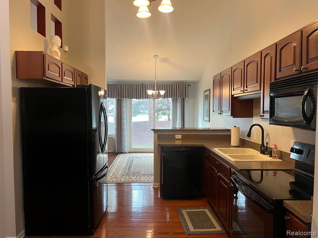 5546 PINEHURST Drive, 186, Trenton, MI 48183 — Photo 5