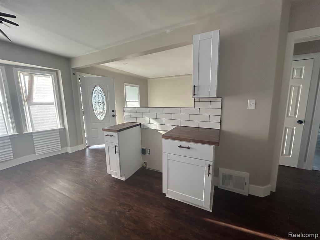 9584 AUBURN Street, Detroit, MI 48228 — Photo 4